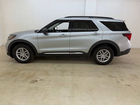 Used 2025 Ford Explorer Active image 2