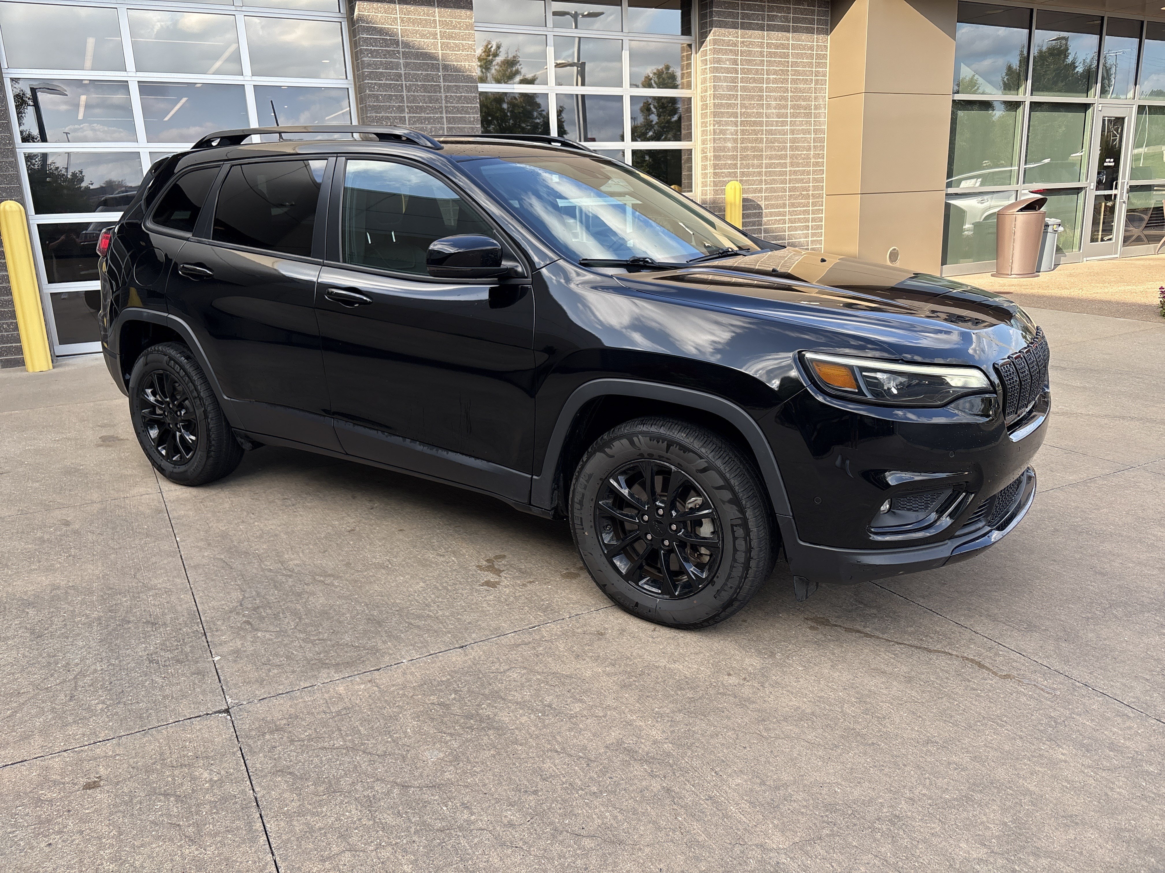 Used 2023 Jeep Cherokee Altitude Lux AWD/4WD image 12
