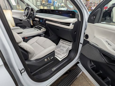 New 2025 Lincoln Navigator L Reserve image 4