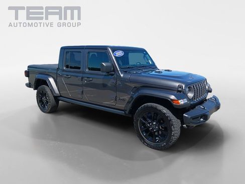 Used 2025 Jeep Gladiator Sport AWD/4WD image 1