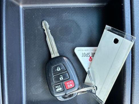 Used 2017 Toyota Camry LE image 33