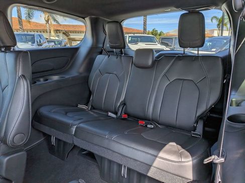 New 2026 Chrysler Pacifica Select image 22