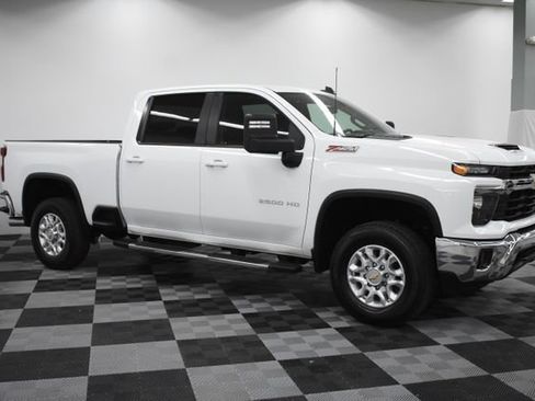 Used 2024 Chevrolet Silverado 2500 LT image 3