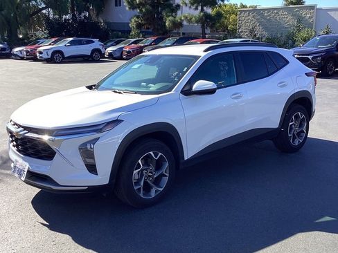 Used 2025 Chevrolet Trax LT w/ LT Convenience Package image 1