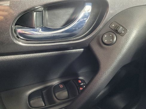 Used 2018 Nissan Rogue SV FWD image 27