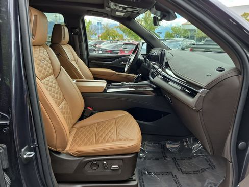 Used 2022 Cadillac Escalade ESV Premium Luxury AWD/4WD image 30