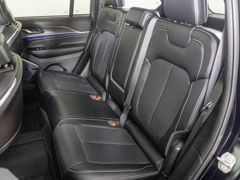 Used 2024 Jeep Grand Cherokee Overland w/ Luxury Tech Group IV AWD/4WD image 41