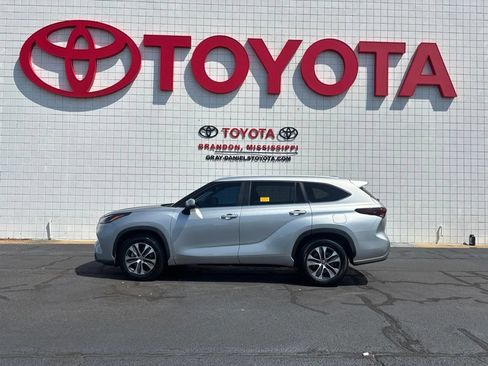 Used 2024 Toyota Highlander XLE FWD image 5