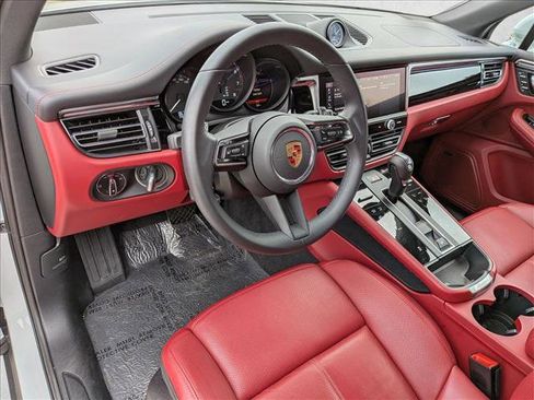 Used 2025 Porsche Macan image 4