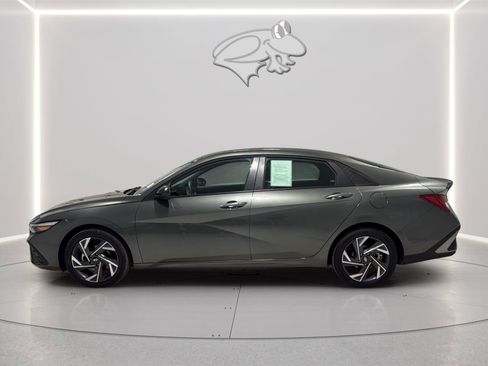 Used 2025 Hyundai Elantra SEL FWD image 3