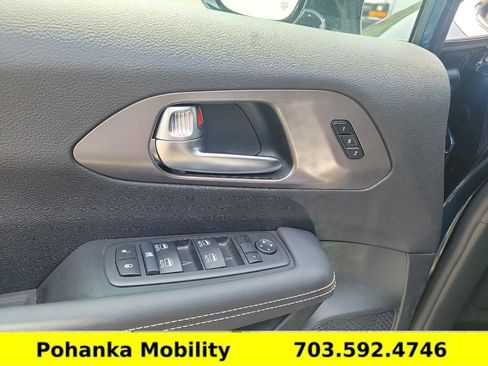 Used 2025 Chrysler Pacifica Select image 21
