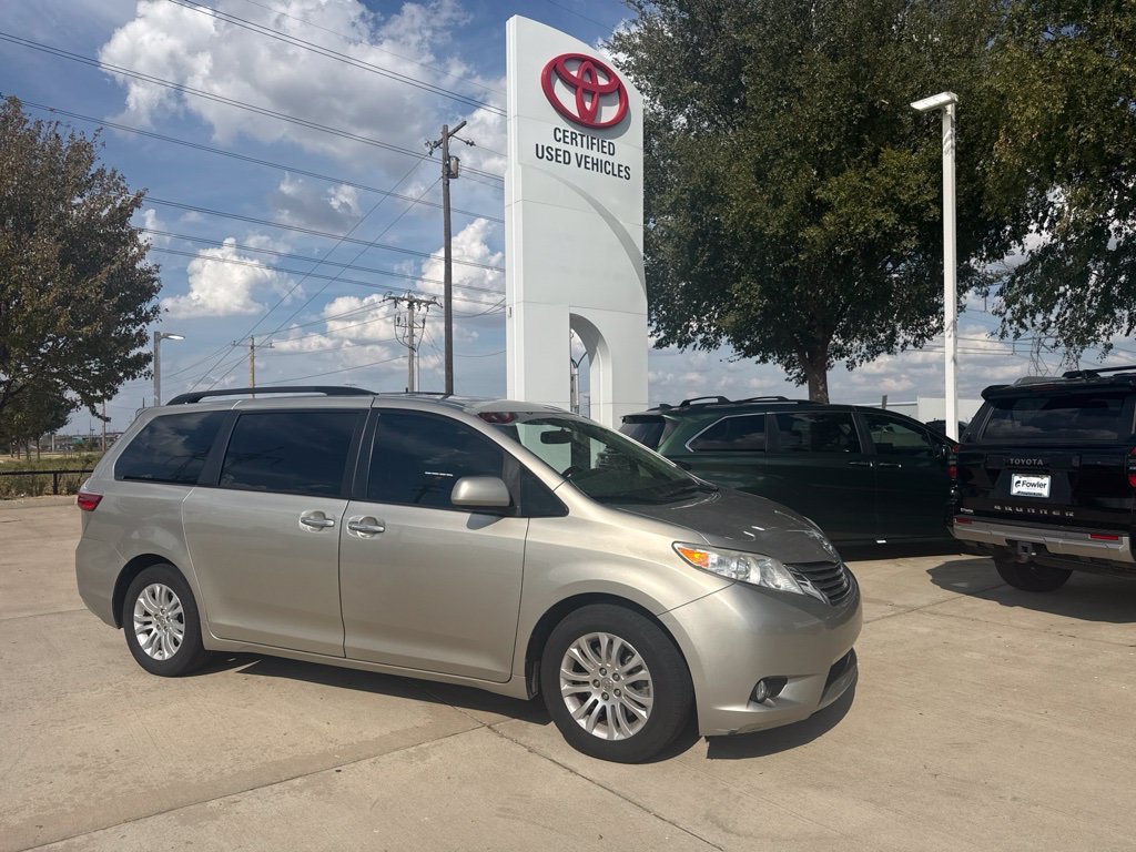 Used 2015 Toyota Sienna XLE w/ XLE Navigation Package FWD image 1