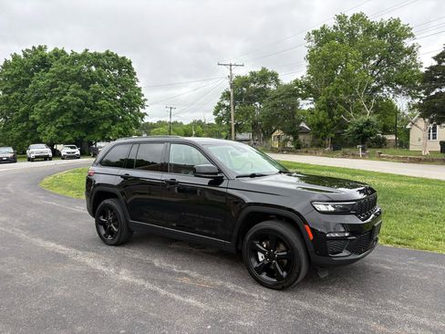 Used 2023 Jeep Grand Cherokee Limited w/ Luxury Tech Group II AWD/4WD image 35