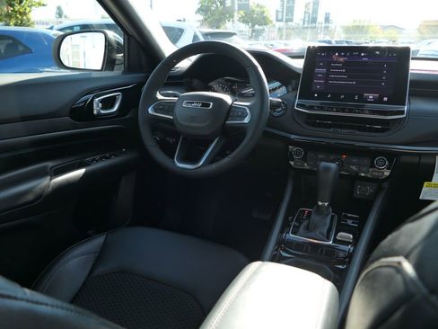 Used 2025 Jeep Compass Latitude w/ Convenience Group image 22