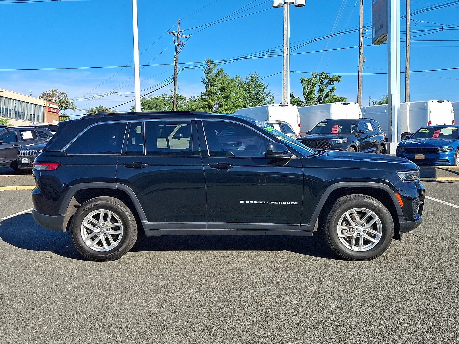 Used 2024 Jeep Grand Cherokee Laredo X w/ Luxury Tech Group I AWD/4WD image 8