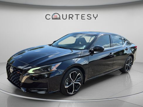 Certified 2025 Nissan Altima 2.5 SR FWD image 1
