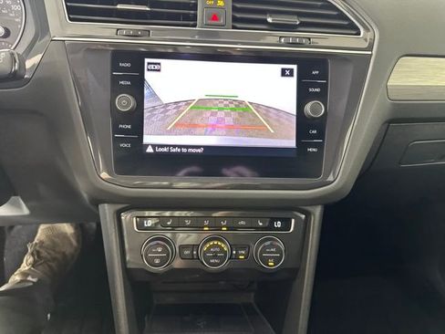 Used 2021 Volkswagen Tiguan SE w/ Panoramic Sunroof Package image 26