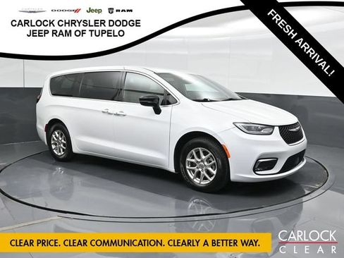 Used 2025 Chrysler Pacifica Select FWD image 6