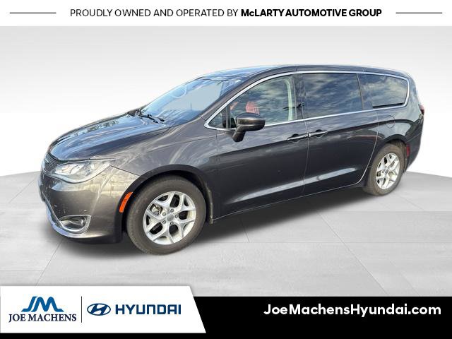 Used 2018 Chrysler Pacifica Touring Plus w/ Tire & Wheel Group FWD image 2