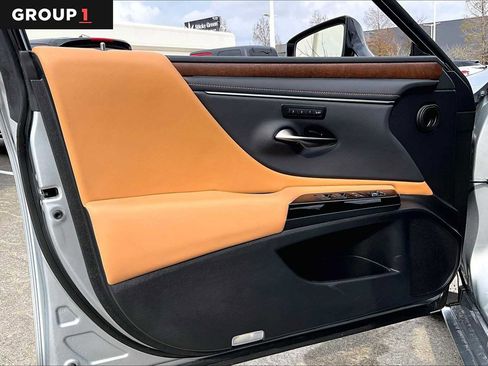 Used 2025 Lexus ES 300h w/ Premium Package image 18