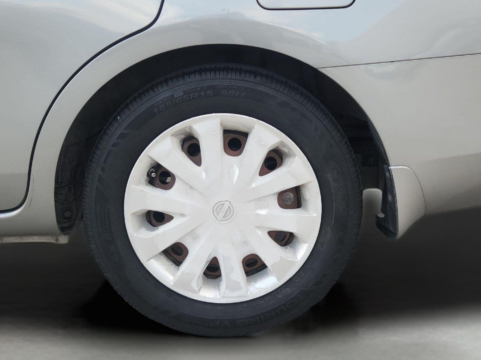 Used 2014 Nissan Versa SV FWD image 10