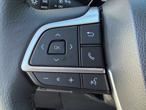 Used 2025 Toyota Sienna XLE FWD image 19