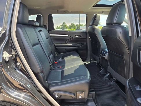 Used 2018 Toyota Highlander XLE AWD/4WD image 12