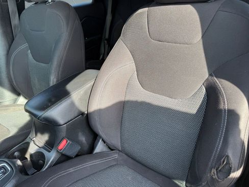 Used 2019 Jeep Cherokee Latitude w/ Popular Appearance Group image 24