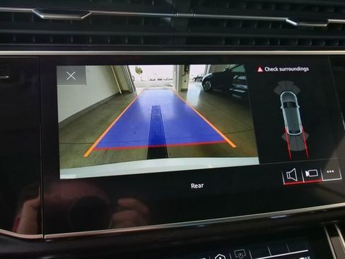 Used 2023 Audi Q8 Premium image 22