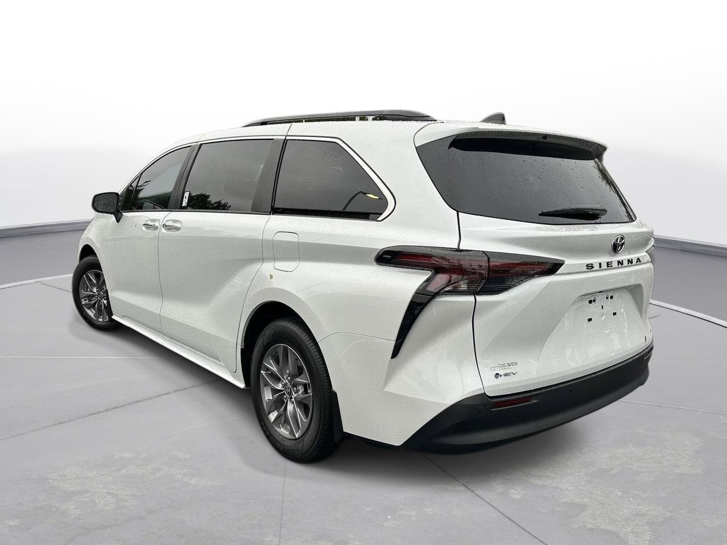 Used 2026 Toyota Sienna XLE FWD image 8