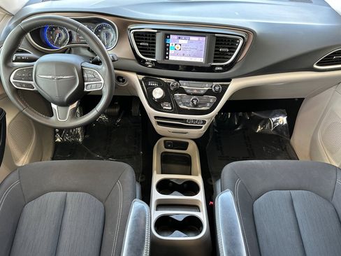Used 2022 Chrysler Voyager LX image 13