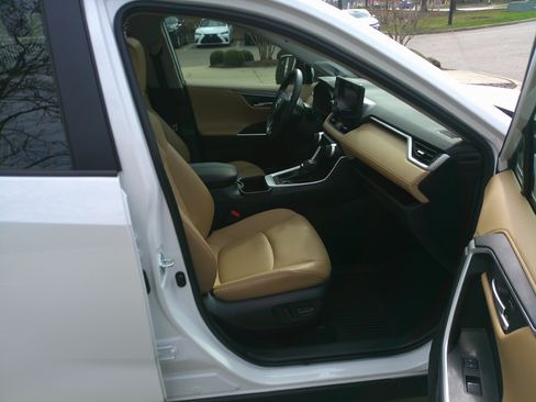 Used 2024 Toyota RAV4 Limited w/ Weather Package image 33