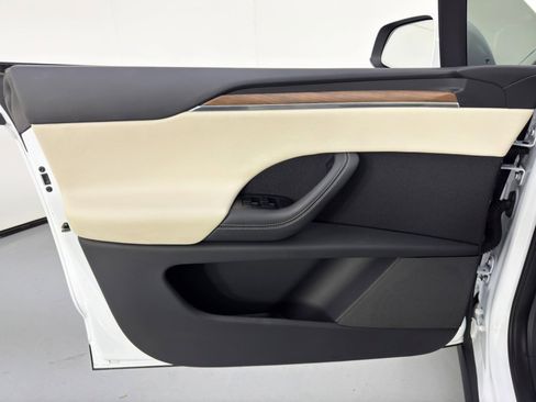 Used 2023 Tesla Model X image 45