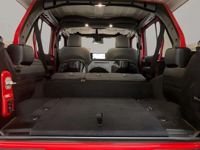 Used 2025 Jeep Wrangler Unlimited Sahara w/ Safety Group AWD/4WD image 82