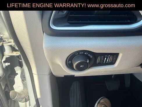 Certified 2024 Chrysler Pacifica Touring-L FWD image 7