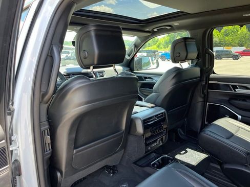 Used 2025 Jeep Wagoneer Series III w/ Premium Group I AWD/4WD image 9