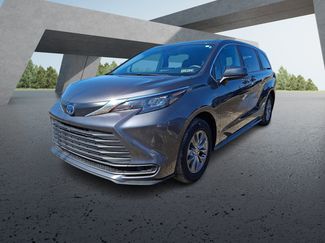 Used 2025 Toyota Sienna LE video 2