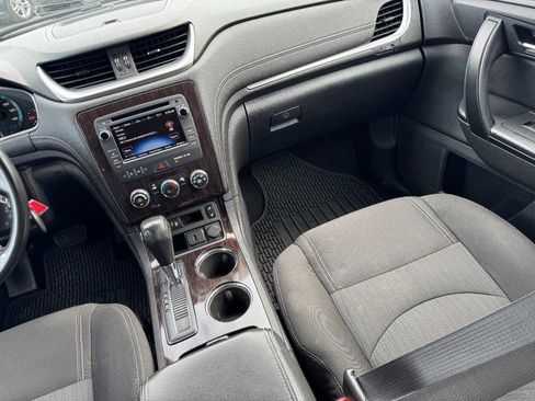 Used 2017 Chevrolet Traverse LT w/ Style and Technology Package FWD image 16