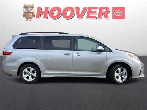 Used 2018 Toyota Sienna LE image 2