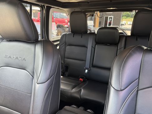 Used 2022 Jeep Wrangler Unlimited Sahara w/ LED Lighting Group AWD/4WD image 49