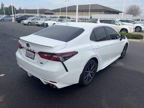 Used 2022 Toyota Camry SE image 5