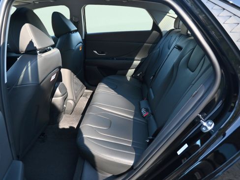 Used 2025 Hyundai Elantra Limited FWD image 11