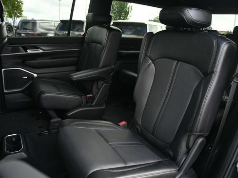 Used 2024 Jeep Wagoneer Series II w/ Convenience Group I image 12