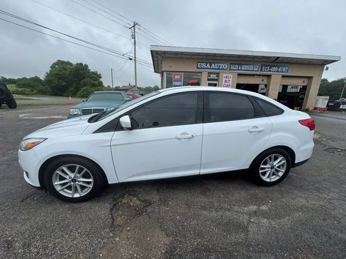 Used 2018 Ford Focus SE FWD image 3