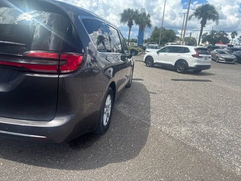 Used 2023 Chrysler Pacifica Touring-L FWD image 25