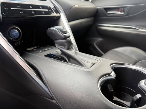 Used 2021 Toyota Venza Limited image 17