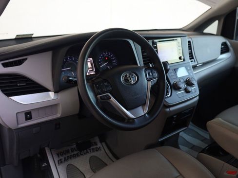 Used 2020 Toyota Sienna LE FWD image 12