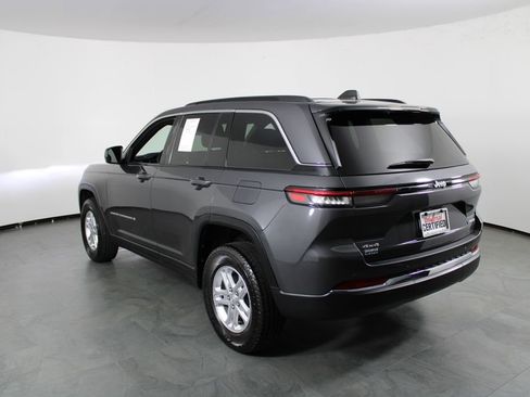 Used 2025 Jeep Grand Cherokee Laredo image 3