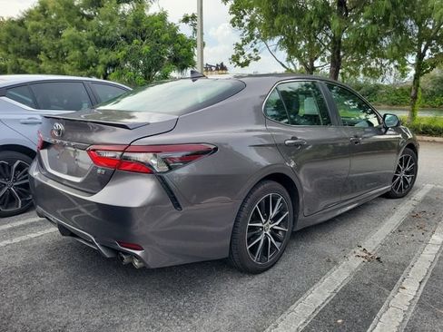 Used 2021 Toyota Camry SE FWD image 3