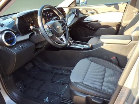 Used 2024 Chevrolet Trax LT w/ Driver Confidence Package FWD image 10
